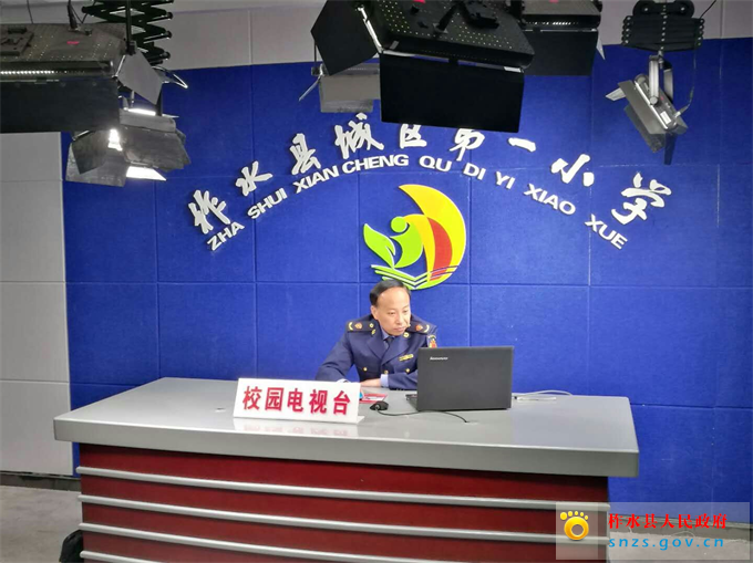 4月24日,乾佑街道市场办深入柞水县城区第一小学开展护苗2018食药安全伴我成长宣传活动。 在柞水县城区第一小学,工作人员利用校园电视台平台结合同学们的生活实例,运用图片和实物生动有趣的教给同学们怎么样辨别三无食品,怎样选购合格食品,怎样去合理饮食等,引导学生树立科学的食品药品安全意识。