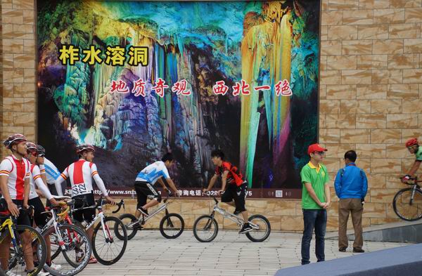 2015中国环秦岭公路自行车赛在柞水鸣枪开赛