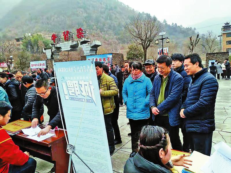 营盘镇举办春季就业扶贫专场招聘会 