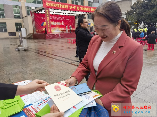 柞水县开展九率一度送法送戏镇村行—宣传行政复议法1.jpg